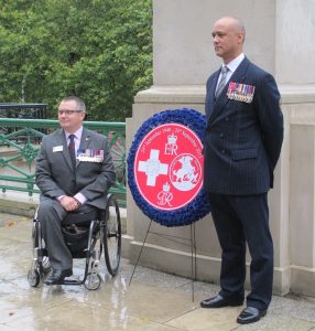 Major Norton GC and Lt Col Balding MBE GM lay the wreath at the statue of King George VI on the Mall